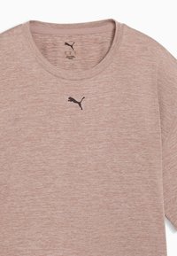 Ανοιχτό ροζ κοντομάνικο μπλουζάκι από υλικό με υφή. Διαθέτει μικρό μαύρο λογότυπο Puma στο στήθος. Κλασικός σχεδιασμός με στρογγυλή λαιμόκοψη.