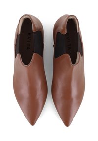 Schlichte braune Leder-Ballerinas mit spitzem Design und niedrigem Schnitt, ausgestattet mit elastischen Seitenpanels und einer glatten Oberfläche. Innen ist sie mit schwarzem Futter versehen.