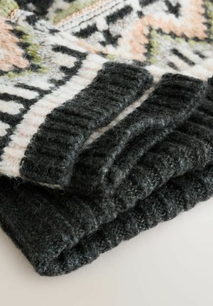 Wełniany sweter z wzorzystym designem w ciemnoszarym i pastelowych kolorach. Widoczne są ściągacze na mankietach i fakturowana powierzchnia.