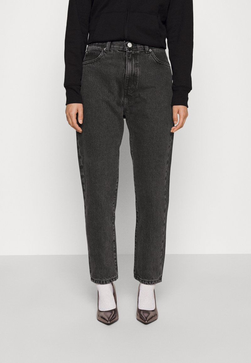 Höga svarta jeans i rak passform, tillverkade av denim. Har framfickor, dragkedja och kontrasterande sömmar.