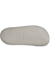 Sole in grigio chiaro delle Crocs con un design testurizzato e ondulato. Logo circolare impresso con indicazioni di misura visibili. Finitura liscia e materiale durevole.