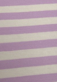 Tissu rayé violet et blanc, avec des rayures horizontales alternées et une finition tricotée lisse et texturée.