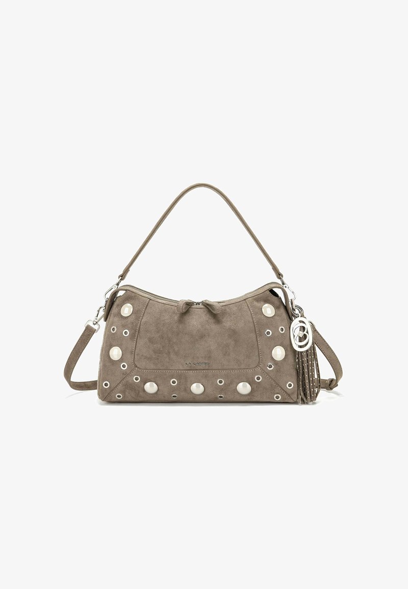 Borsa in pelle scamosciata taupe con borchie rotonde, nappina laterale e tracolla regolabile. Caratterizzata da chiusura a fiocco e dettagli in metallo color argento.