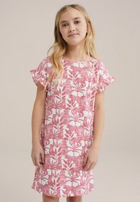 Kratka oblekca s kratkimi rokavi ima rožnat cvetlični in živalski vzorec na beli podlagi, z nabranimi rokavi in sproščenim krojem.