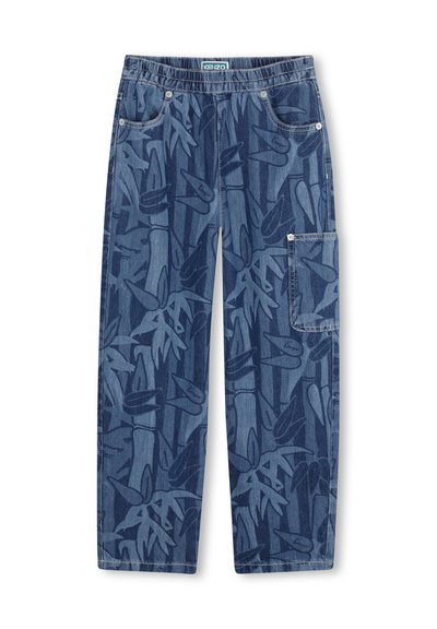 Pantalon en denim avec un motif bambou bleu, taille élastique, poches latérales et une poche cargo sur la jambe droite.