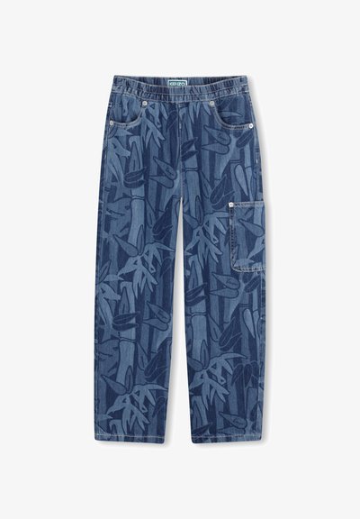 Pantalon en denim avec un motif bambou bleu, taille élastique, poches latérales et une poche cargo sur la jambe droite.