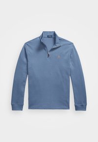 Sudadera de medio cierre en suave tela azul, con mangas largas, puños acanalados y un pequeño logo en el pecho. Textura suave, diseño casual.