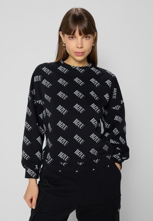 Czarny sweatshirt z białym, diagonalnym wzorem logosu "BIZUU". Długie rękawy, okrągły dekolt i luźny krój. Miękka tkanina z niewielką elastycznością.
