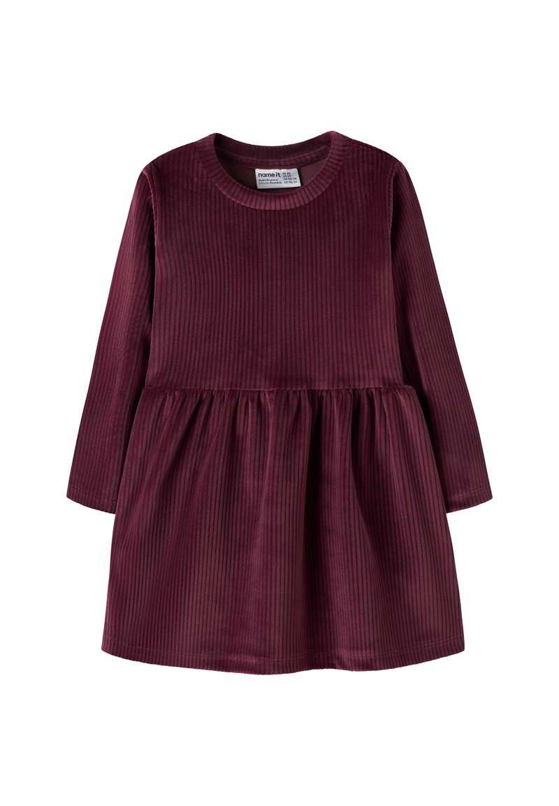Burgundy samettimekkoinen pitkähiha with pyöreä kaula-aukko ja laskostettu hame. Sisältää pystysuuntaisen ribbutekstin ja istuvan vartalon.