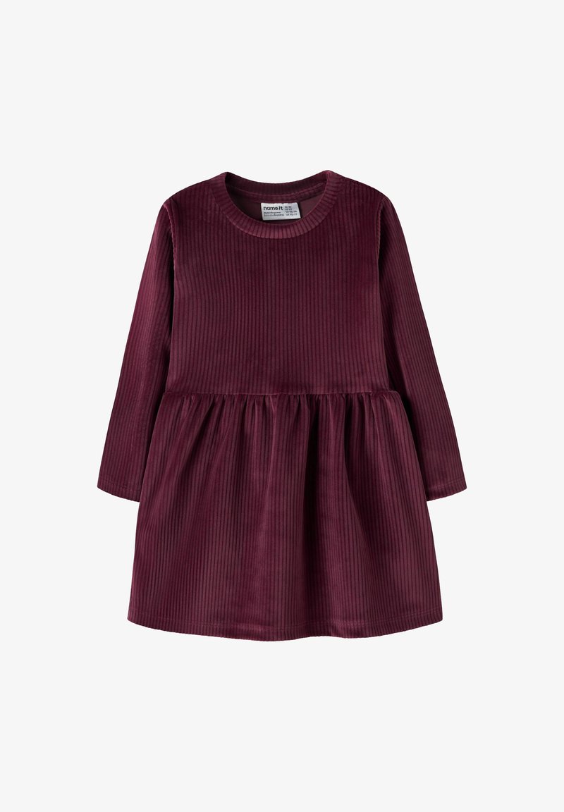 Burgundijas krāsas korduroja kleita ar garām piedurknēm, apaļu kakla izgriezumu un kroku svārkiem. Ar vertikālas ribbed tekstūru un pieguļošu augšdaļu.