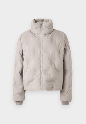 Lys grå polstret jakke med høy krage, frontglidelås og ribbestrikkede mansjetter. Har diskrete preget logo mønstre på stoffet.
