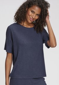 Marineblaues, geripptes Kurzarmoberteil mit rundem Ausschnitt, legerer Passform und weicher Textur. Verfügt über überschnittene Schultern und einen geraden Saum.