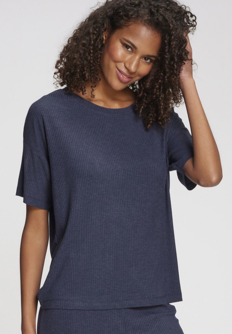 Marineblaues, geripptes Kurzarmoberteil mit rundem Ausschnitt, legerer Passform und weicher Textur. Verfügt über überschnittene Schultern und einen geraden Saum.