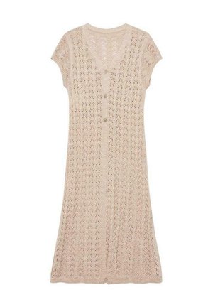 Vestido de ganchillo de longitud hasta la rodilla, en color beige claro, con mangas cortas, escote en V y botones en la parte delantera. Presenta una textura estampada en toda su superficie.