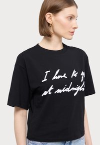 MAX&Co. BOXYCLAIM czarny