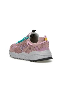 Zamszowe różowe sneakersy o fakturowanej powierzchni z tealowymi i różowymi sznurówkami, szarym śródpodeszwą i czarną gumową podeszwą. Posiadają wzór siatki oraz żółty akcent na pięcie.