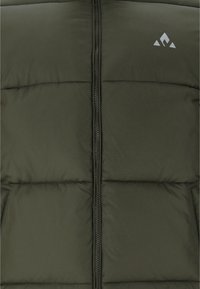 Mørkegrøn polstret vest med en lodret lynlås, der har et lille hvidt logo øverst til venstre. Stoffet ser glat ud med en mat finish.