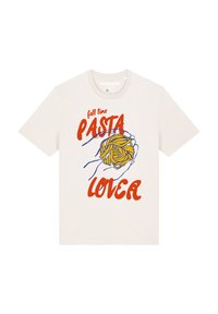 T-shirt de couleur crème avec du texte rouge indiquant "amoureux de PASTA à temps plein" et un graphique de mains tenant des pâtes jaunes en forme spiralée.