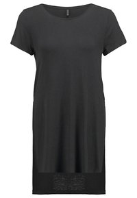 Robe noire à manches courtes avec encolure ronde et ourlet arrière légèrement plus long, en tissu léger.