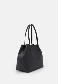 Sort designer tote bag med subtile mønstrede logoer, struktureret form og dobbelt skulderremme foran en simpel hvid baggrund.