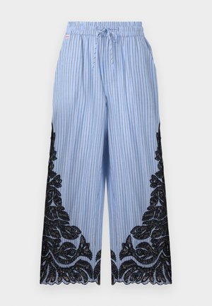 Pantaloni largi bleu deschis cu dungi verticale subțiri, talie cu șnur și broderie florală neagră din dantelă pe părțile inferioare laterale și tiv.