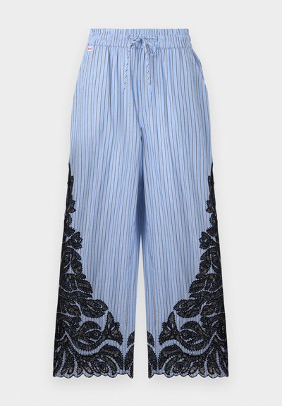 Pantaloni largi bleu deschis cu dungi verticale subțiri, talie cu șnur și broderie florală neagră din dantelă pe părțile inferioare laterale și tiv.