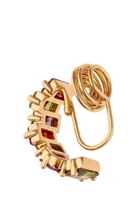 Guldtonet ørering med geometrisk form, der har farverige rektangulære og firkantede facetterede sten i grønne, røde og lilla indstillinger.