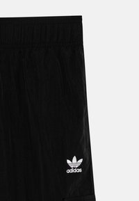 Svarta sportshorts av lättviktstyg med elastisk midjeband och en liten vit broderad adidas-logotyp på nederkanten.