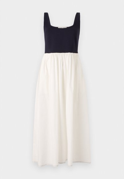 Tamno plava bezrukavna haljina sa kvadratnim izrezom, s bijelom skupljanom suknjom. Izrađena od laganog materijala, s vidljivim šavovima na rubu.