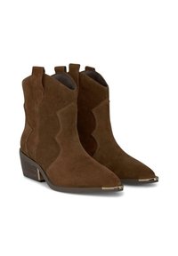 Stivaletti alla caviglia in suede marrone con punta appuntita, dettagli di cucitura curva, linguette di inserimento e un piccolo tacco impilato con rivestimento metallico.