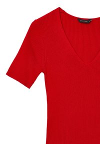 Rotes geripptes kurzärmliges Stricktop mit V-Ausschnitt und kleinem schwarzen Größenetikett in der Nähe des Kragens.