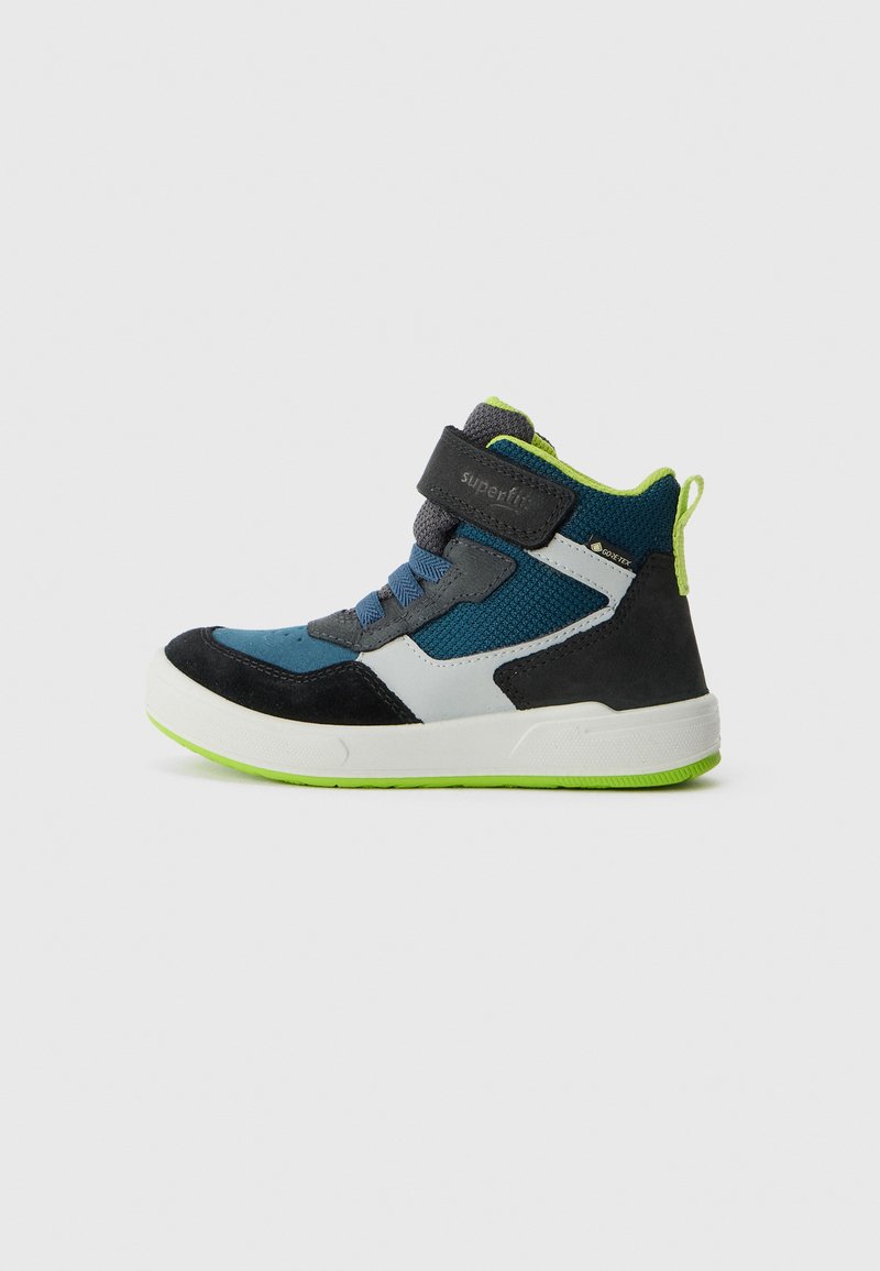 Dziecięce sneakersy typu wysokich cholew, w kolorach niebieskim, szarym, czarnym i neonowej zieleni, z sznurówkami, rzepem oraz białą podeszwą z zielonym bieżnikiem.
