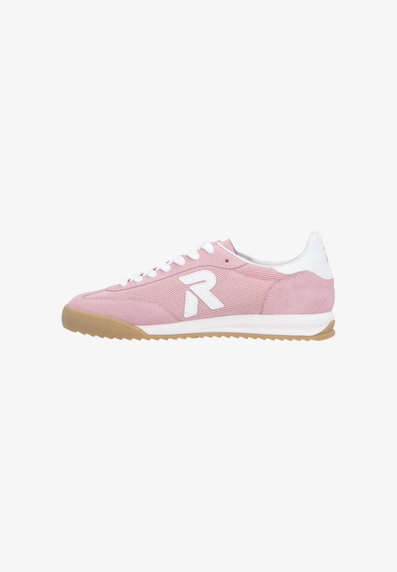 Baskets basses roses avec lacets blancs, talon blanc, semelle en gomme, panneaux en mesh et en daim, et logo blanc en forme de "R" sur le côté.