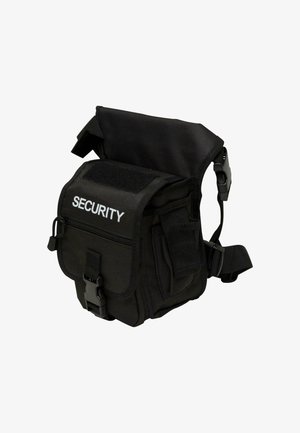 Sac de sécurité utilitaire noir en tissu durable. Équipé d'une sangle réglable, d'une poche avant zippée et d'une fermeture Velcro sur le rabat supérieur.