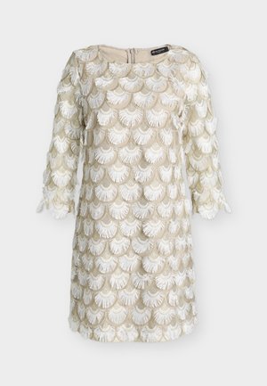 Vestido beige con mangas 3/4 que presenta bordado de abanico con borlas blancas en capas y cierre trasero con cremallera.