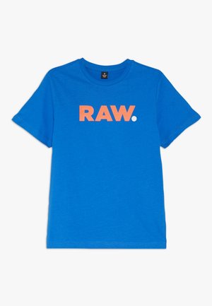 Blaues Baumwoll-T-Shirt mit einem großen, orangefarbenen "RAW."-Grafik auf der Vorderseite, versehen mit einem weißen Punkt. Mit kurzen Ärmeln und einem Rundhalsausschnitt.