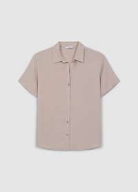 Chemise beige à manches courtes avec col pointu, fermeture avant à boutons et texture lisse. Présente une coupe décontractée et un éclat subtil.
