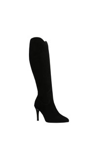 Bottes noires en daim montant jusqu'au genou avec un bout pointu et un talon haut mince, présentant une texture lisse et un subtil détail de couture.