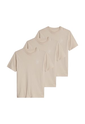 Tre beige t-shirts med korte ærmer og rund hals, stablet i en række, enkel design med subtilt lille logo på venstre bryst.