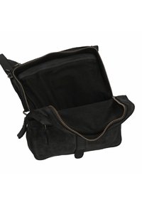 Bolso de cuero negro con abertura con cremallera, que cuenta con un suave forro interior y un cierre de solapa. Diseño minimalista sin marcas visibles.