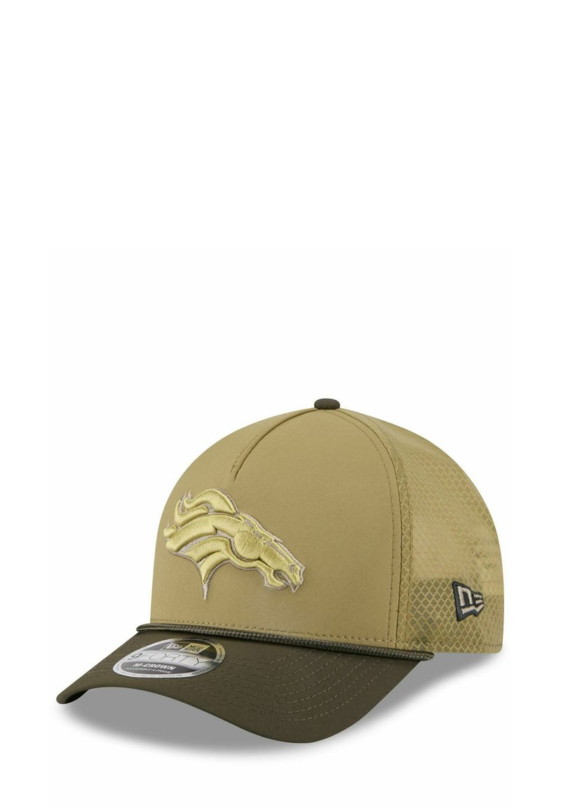 Casquette de baseball khaki avec une visière vert foncé, présentant un dos en maille texturée et un logo de cheval brodé à l'avant.