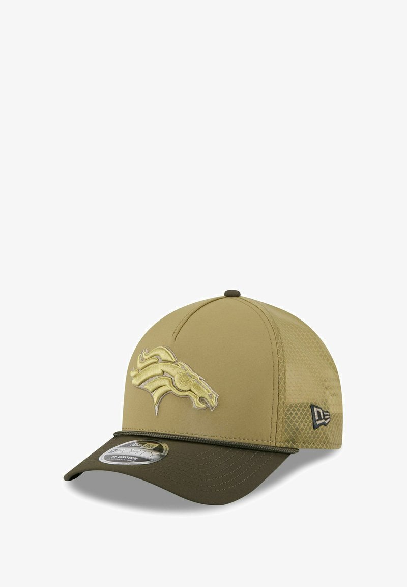 Casquette de baseball khaki avec une visière vert foncé, présentant un dos en maille texturée et un logo de cheval brodé à l'avant.