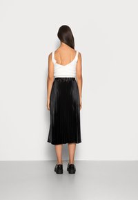 YAS Saia plissada - black