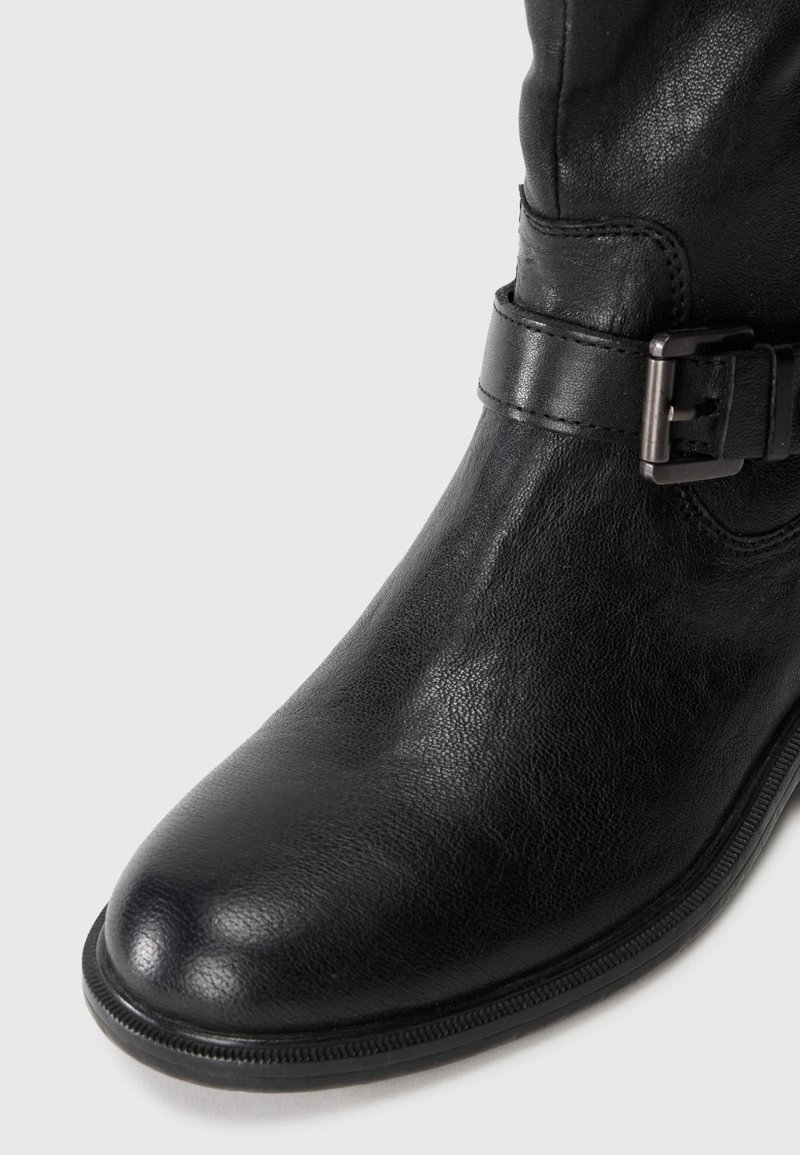 Schwarze Lederstiefelette mit runder Zehenform, strukturiertem Finish, einem dekorativen Schnallenriemen und einer flachen Sohle.