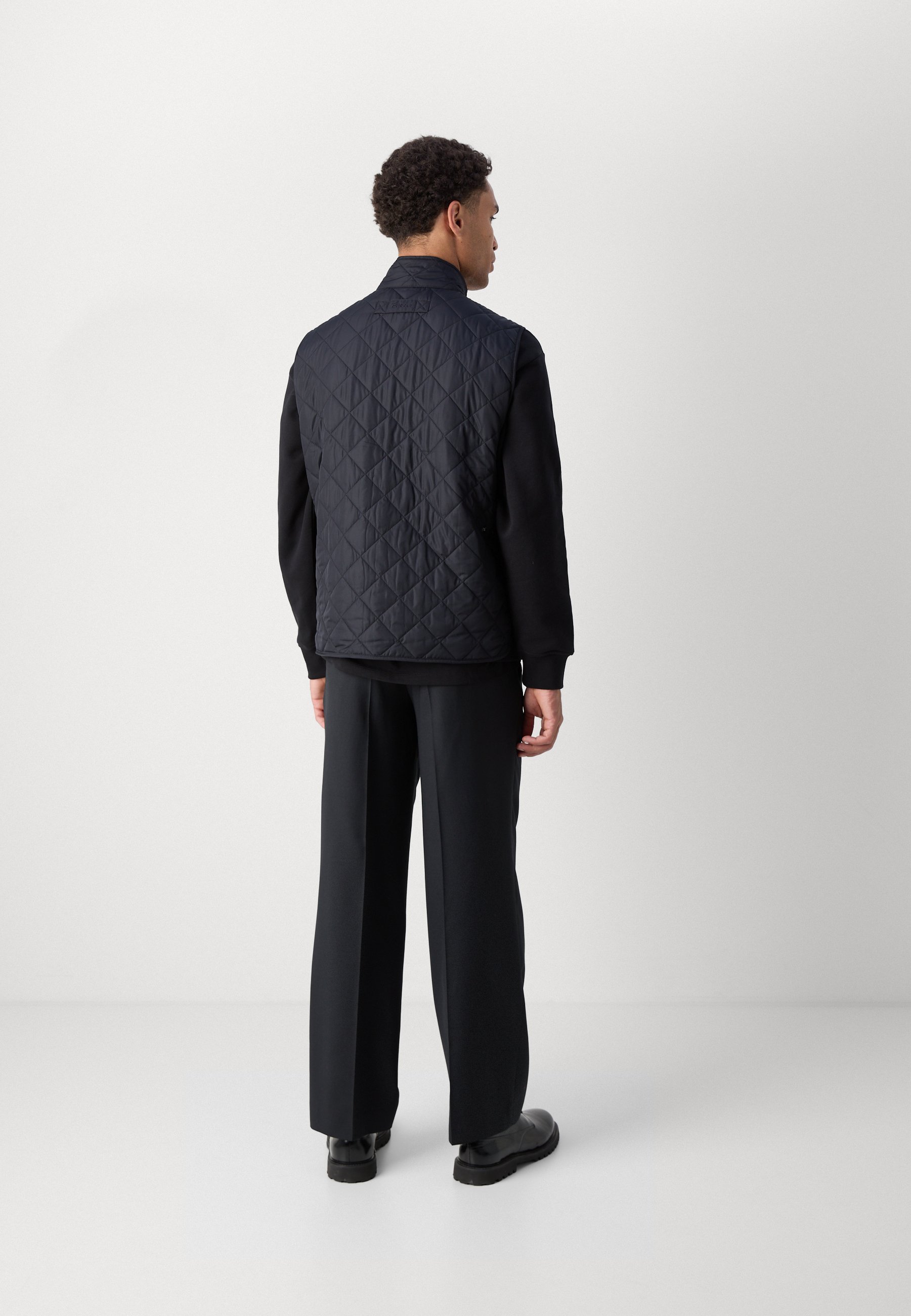 【極美品】Barbour 23AW RENNISON GILET ネイビー Crest Gilet Navy by Barbour | Men | WP Store