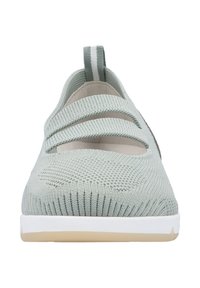 Lys grøn strikket slip-on sko med to elastiske stropper, en tekstureret overdel og en hvid sål. Har en løkke på bagsiden for nem påtagning.