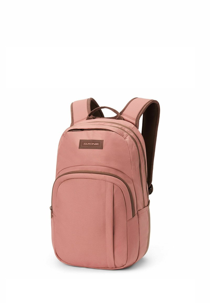 Mochila de tela rosa con detalles en marrón, que cuenta con un compartimento principal, un bolsillo frontal y tirantes acolchados para mayor comodidad.