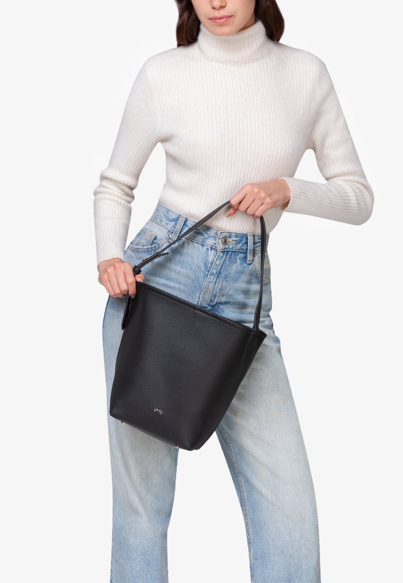 Borsa a secchiello nera in pelle con superficie texture, dotata di un manico corto e logo in rilievo sulla parte anteriore.