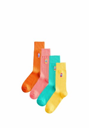 Štyri farebné ponožky v oranžovej, ružovej, modrozelenej a žltej farbe, každá s malým vyšitým logom plechovky s nápojom blízko horného lemu.