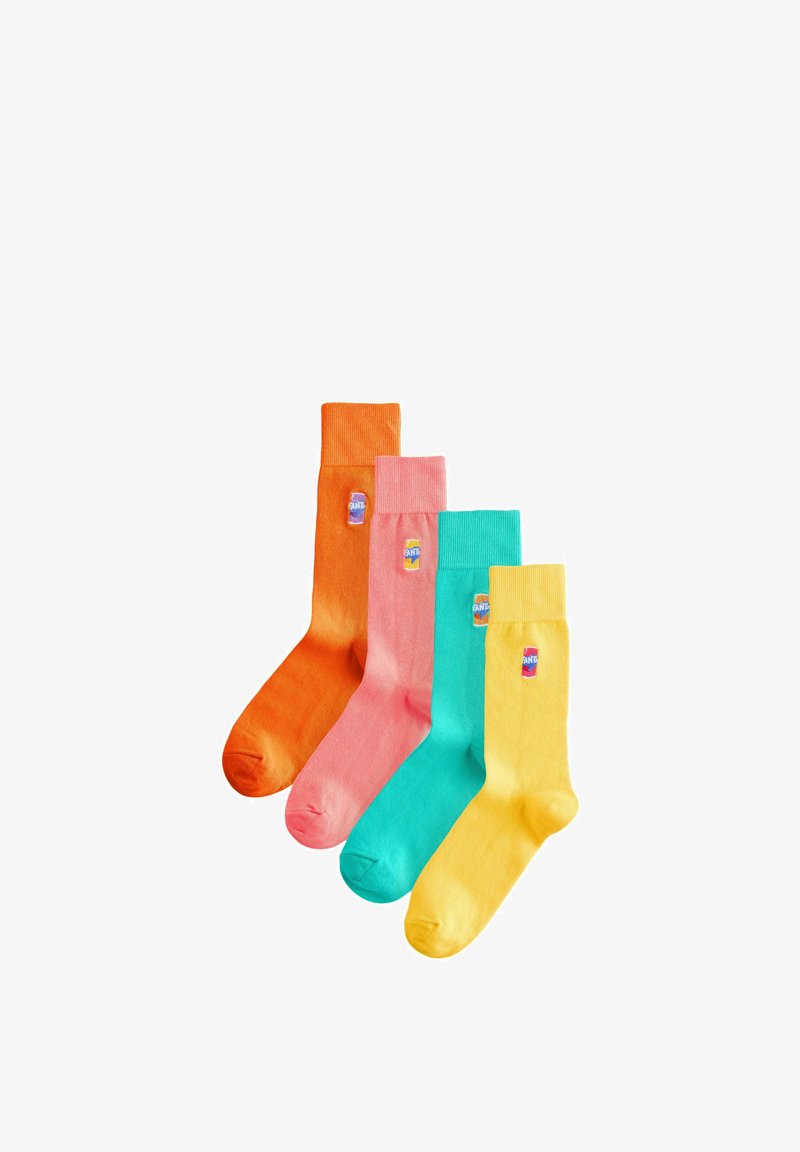 Quatre chaussettes colorées en orange, rose, sarcelle et jaune, chacune avec un petit logo brodé de canette de soda près du haut du revers.